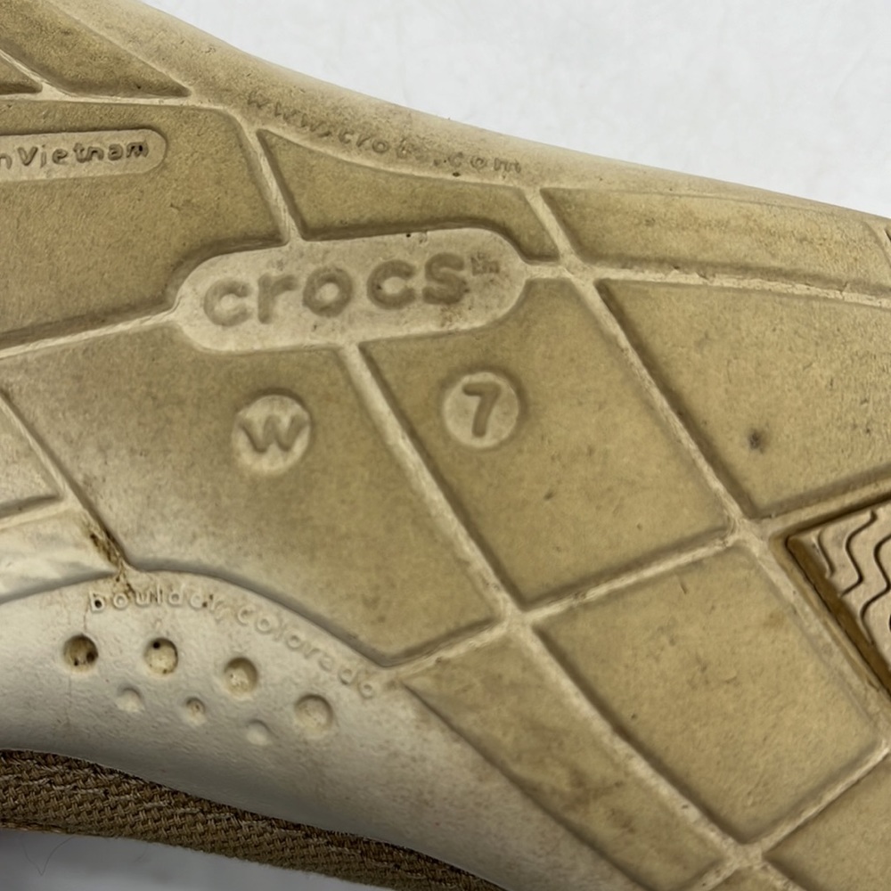 Crocs tan canvas slip on loafers size 7. CR8657D - Picture 8 of 8